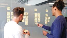 焦慮的企服人，抱團(tuán)治療內(nèi)耗