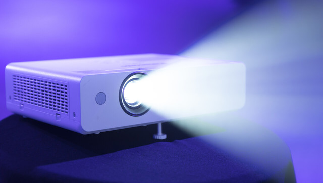 【独家】坚果投影创始人胡震宇于8月底辞任董事长，自称“被罢免”