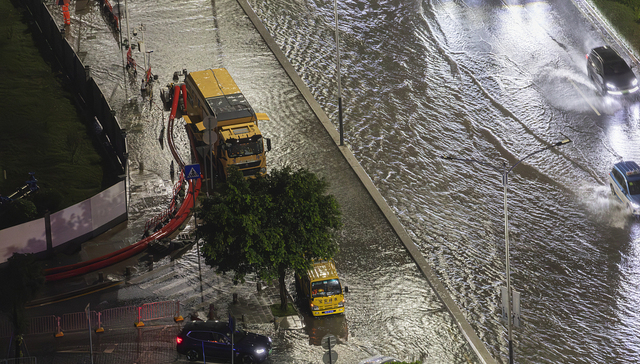 暴雨致深圳火车站进出口短暂被淹，城市交通现已逐渐恢复