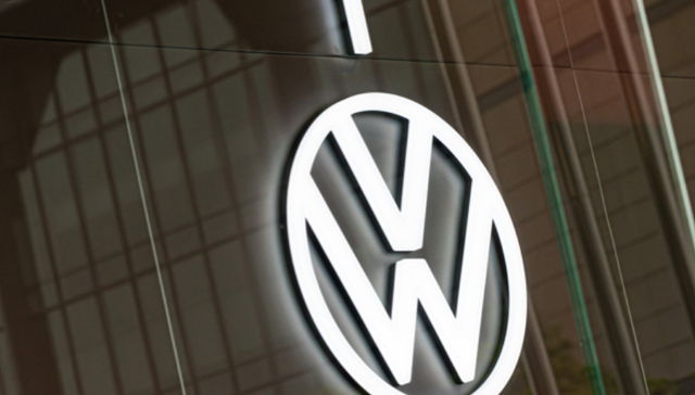 大众高管称放缓推出纯电新车型速度，马斯克警告“必须迅速转型”