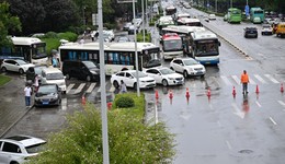 西安突發(fā)暴雨致一老街被淹：道路積水已退，商戶正清理淤泥