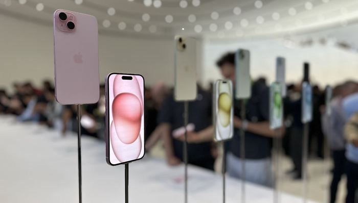 iPhone 15刚一发布黄牛就准备加价，经销商称会备足第一单货