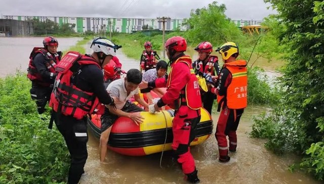 地方新闻精选 | 广西玉林多地山体滑坡已致10人遇难 武汉公交车突发交通事故致2死3伤