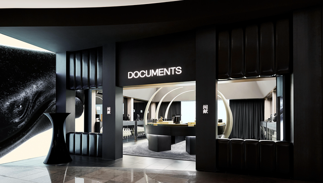 国货高端香水品牌踌躇满志做时装，网友却高呼“太像巴黎世家”