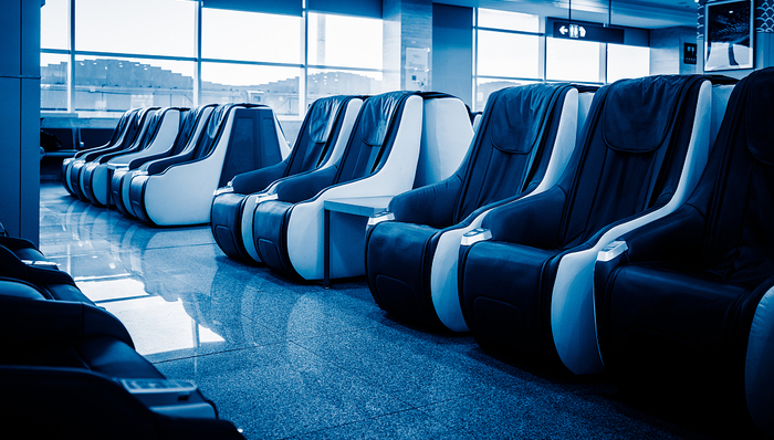 太原机场登机口摆满按摩椅遭旅客曝光，机场称已进行调整