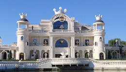 泡泡瑪特樂園內(nèi)測，代購盲盒半天售罄，潮玩界能否闖出迪士尼？