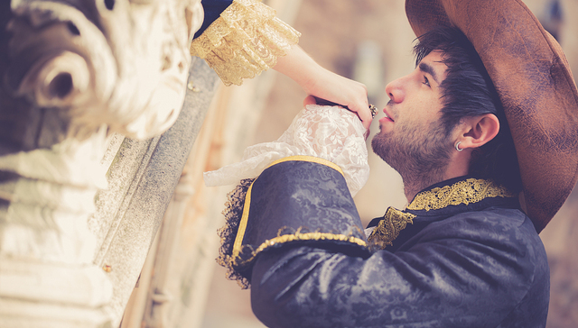 “纸片人”男友走进现实，女孩们在谈一种很新的恋爱