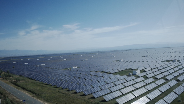 探访荒漠上的光伏园：青海新能源消纳受困何处