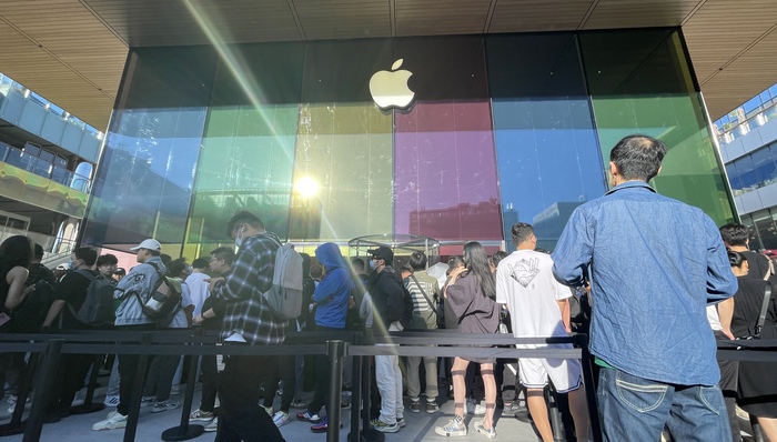 iPhone 15正式发售首日门店依然排长队，苹果在中国将开一家新店