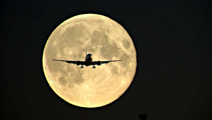 数千个赏月航班推出，透过舷窗“一览圆月”