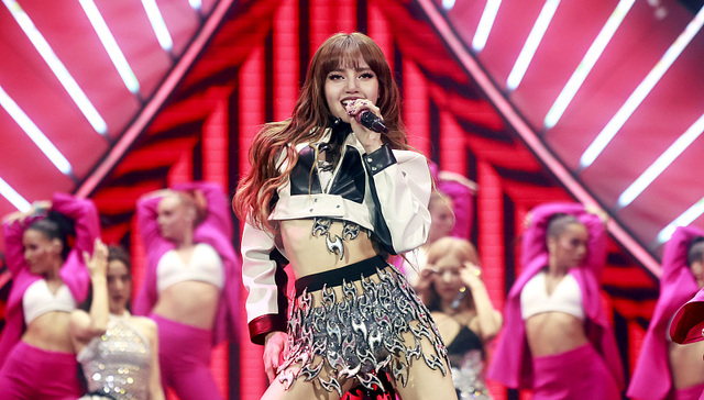 我们为何总试图分辨谁是真正的女性主义者？从Lisa疯马秀争议谈起