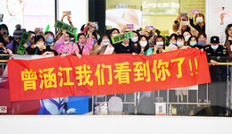 【图集】一支荧光棒上百元：线下演出火热，应援产品是“疯狂”还是过度消费？