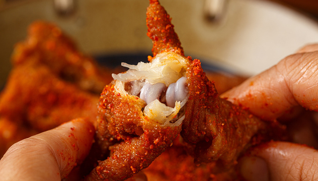 海底捞底料公司与王小卤抢食凤爪