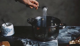 差点毁于致癌流言，这个“最惨国货”还能杀回来吗？