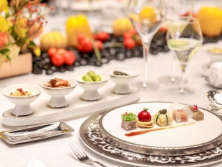 UV/VU日咖夜酒新空间亮相，J酒店上海中心各餐厅秋季时令菜上新｜美食情报