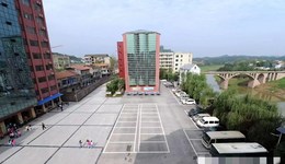 【调查】“学生蹲校门口喝奶”引出校长涉黑案：强留教师，威胁律师