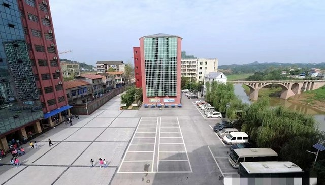 【调查】“学生蹲校门口喝奶”引出校长涉黑案：强留教师，威胁律师