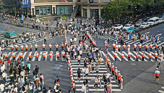 【图集】路口树“人墙”，商圈人流量“爆表”：各地开启人山人海模式