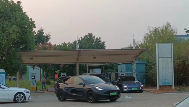 开电动车上高速，这个假期能抢到充电桩吗？