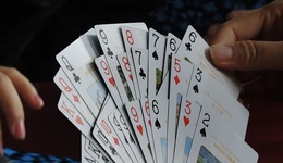 这届年轻人，为什么都着了“掼蛋”的道？