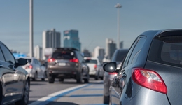 收入縮水，P8年薪50萬，AI大軍涌入傳統(tǒng)車企