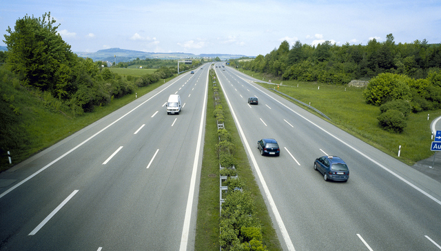 网传举报高速公路违章一分钟赚3000元，实际奖励标准为30元/起