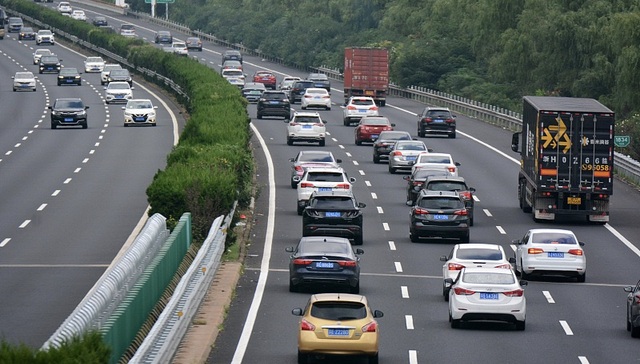 想提前返程还是被堵在路上，部分高速入口已暂时关闭