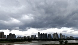 臺風“小犬”向粵瓊沿海逼近，強度并未減弱仍將帶來強風雨