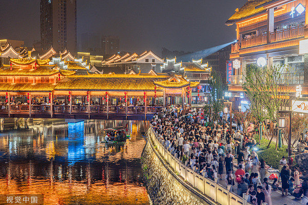 十一假期一半人在热门餐厅排队，另一半在小乡镇躺平