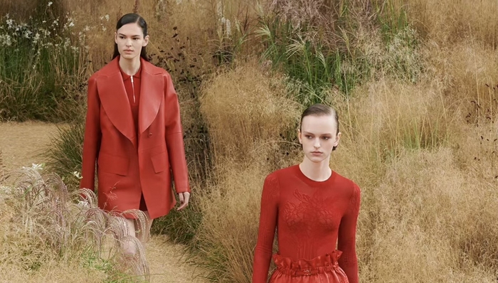 爱马仕2024春夏女装自由开放，芬迪全新运动鞋流线造型｜是日美好事物