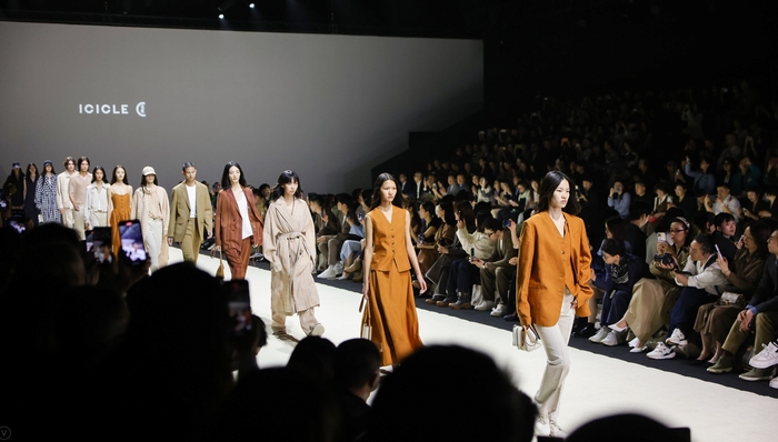 是秋意挡不住的春夏活力啊！新一季上海时装周启幕｜2024春夏上海时装周