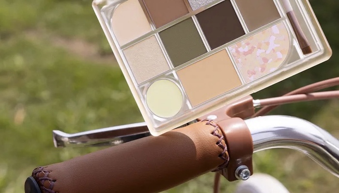 橘朵十色面部综合盘“轻氧山野”狙击户外取向，马丁靴与Denim Tears推出联名鞋款｜是日美好事物