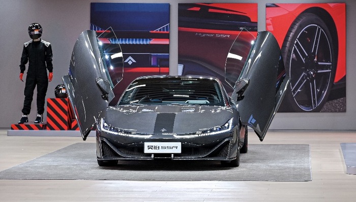 埃安子品牌昊铂百万级纯电超跑正式上市，初期总装线单日只生产一辆汽车