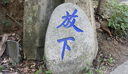 一群躲在云南的年轻人，正在撕毁人生考卷