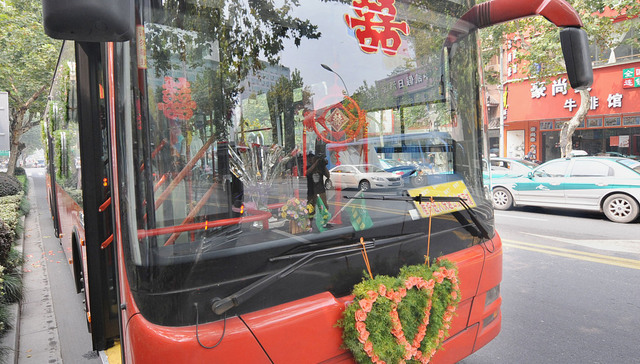 公交婚车租赁走红，多元化特色运营成新趋势