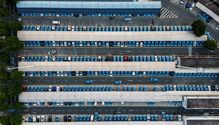 【评论】深圳拟对新能源车、燃油车实行差异化停车收费，城市碳减排需考虑公平过渡