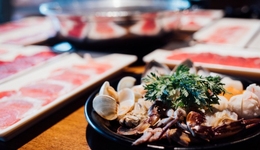 我在火锅店打工，还得会跳舞