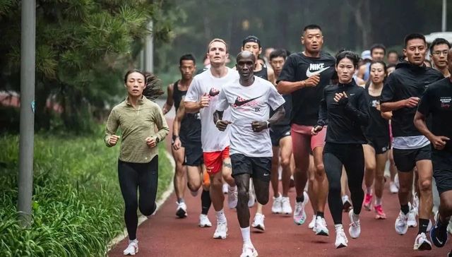 基普乔格中国行、上马一签难求，中国跑步市场太热了