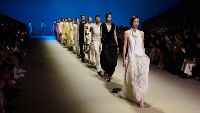 把握当下是时尚永不停歇的意义诠释｜2024春夏上海时装周