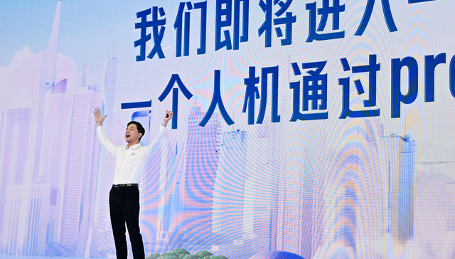 李彦宏“手把手”教用户用AI，百度对外展示多款“重做”的新产品