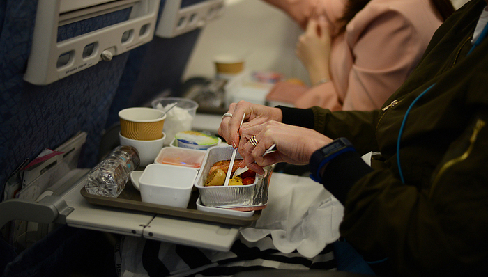 旅客吐槽南航飞机餐发4个馒头1片白菜，航司配餐是否有标准？