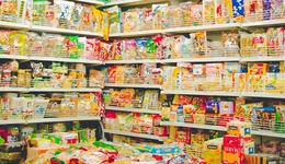 零食折扣店狂卷县城：忙扩张的品牌，苦熬的加盟商