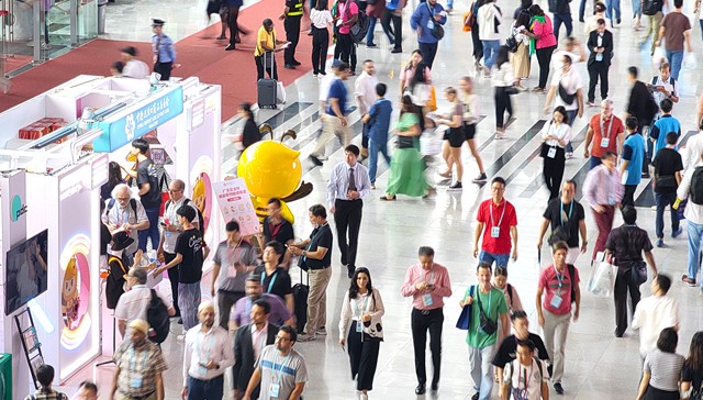广交会首期境外采购商超10万人：寻找“新三样”商机，下单也更谨慎了