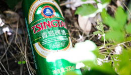 有工人在原料倉(cāng)小便？青島啤酒回應(yīng)：公安機(jī)關(guān)已介入，該批麥芽已經(jīng)全部封存