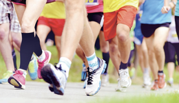 尹顺金马拉松冲刺被车挡，智美美女老板背锅冤不冤？