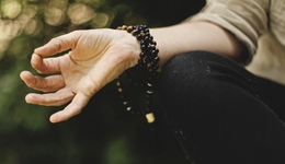 1小时700元，年入7000万，谁在靠年轻人的焦虑赚钱