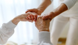 上海發(fā)文推動(dòng)家庭照護(hù)床位規(guī)范發(fā)展，反映了哪些養(yǎng)老新趨勢？| 上海養(yǎng)老