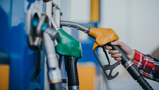 国内成品油价两连跌，加满一箱油少花2.5元