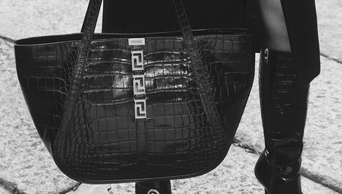 Versace 托特包适合秋冬通勤，麦当劳又和潮牌联手出周边啦｜是日美好事物