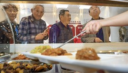 两部门答界面新闻：按一刻钟便民服务圈完善老年助餐服务网络